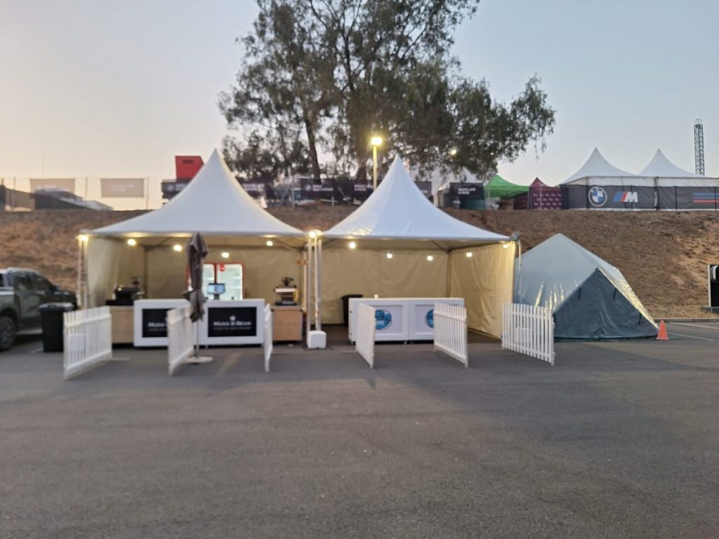 Find Quality Tents for Hire in South Africa - Simply the Best! 4 Events Guys Looking to hire a tent? Look no further! At dusk, a tent is set up in a parking lot.